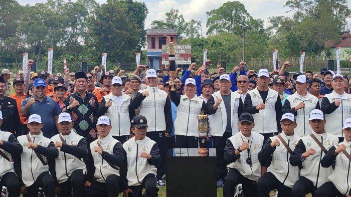 Pelepasan api PON ke XXI di Stadion Panji Sitinjo oleh Pj Bupati Dairi, Surung Charles Lamhot Bantjin. Api PON tersebut akan langsung menuju Kabupaten selanjutnya yakni Kabupaten Tanah Karo, Minggu (1/9/2024).
