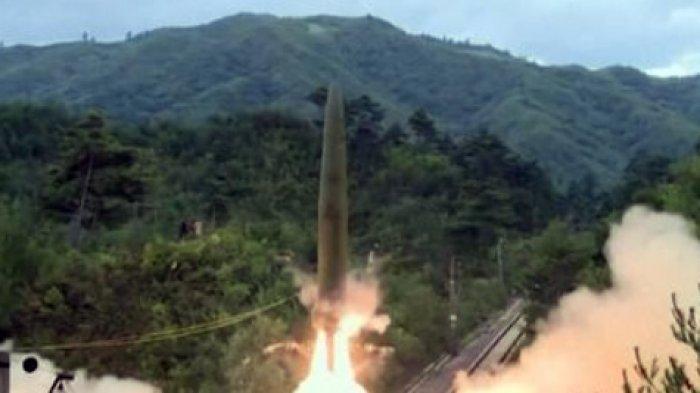 Peluncuran dua rudal balistik Korea Utara tersebut terjadi pada jam-jam menjelang subuh pada Rabu (19/7/2023) lalu. (tangkapan layar video)
