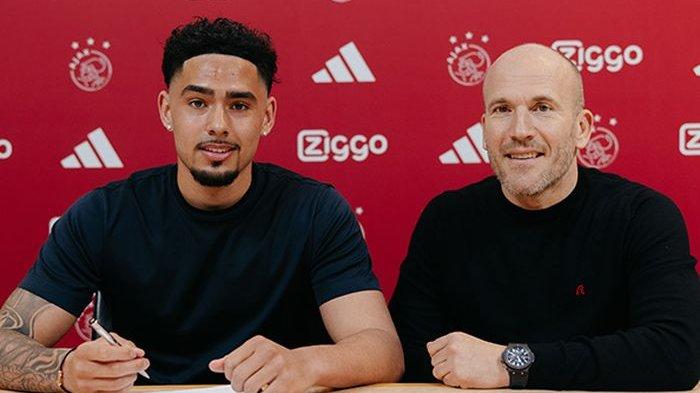 Pemain Ajax U-21, Tristan Gooijer (kiri)