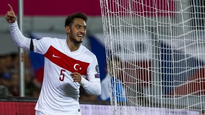 Pemain Gelandang Turki Hakam Calhanoglu
