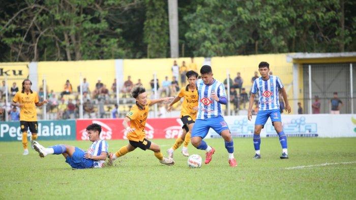 Pemain PSDS Deli Serdang, Noriki Akada bersama Raja Siregar berusaha merebut bola dari pemain PSPS Riau pada laga di Stadion Baharoeddin Siregar Lubuk Pakam Selasa, (16/1/2024). 