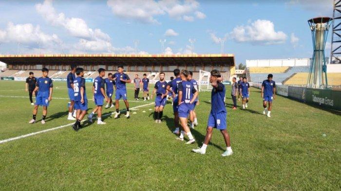 Pemain PSDS Deliserdang melakukan official training di Stadion Kaharuddin Nasution pekan baru beberapa waktu lalu.