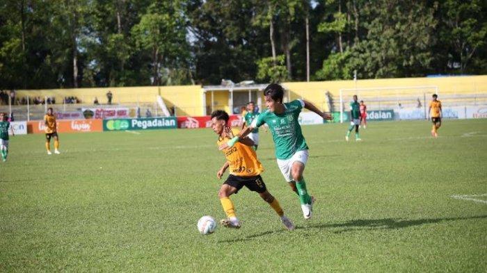 Pemain PSDS, Raja Imam Siregar berusaha terus menguasai bola dan dibayang-bayangi pemain PSMS, Gisu Kim dalam laga di Stadion Baharoeddin Siregar Senin, (27/11/2023).