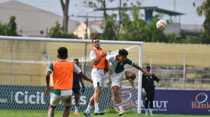 Pemain PSMS Medan ketika melakukan official training di Stadion Baharoeddin Siregar, Lubukpakam, Deliserdang, Rabu (18/12/2024) pagi. PSMS Medan akan menjamu Dejan FC di Liga 2 besok. 