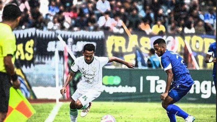 Pemain PSMS Medan melewati adangan pemain PSPS Pekanbaru di Stadion Kaharuddin Nasution, Sabtu (4/1/2025) sore. PSMS Medan kalah dengan skor 1-0 lawan PSPS Pekanbaru di Pegadaian Liga 2 musim 2024-2025.