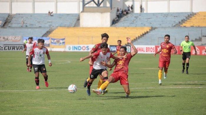 Pemain Sada Sumut (baju putih), berupaya menguasai bola dari tim lawan, di Stadion Kaharudin Nasution, Minggu (22/10/2023). Pada pertandingan melawan PSPS Riau, Sada Sumut menelan kekalahan dengan skor 2-1.