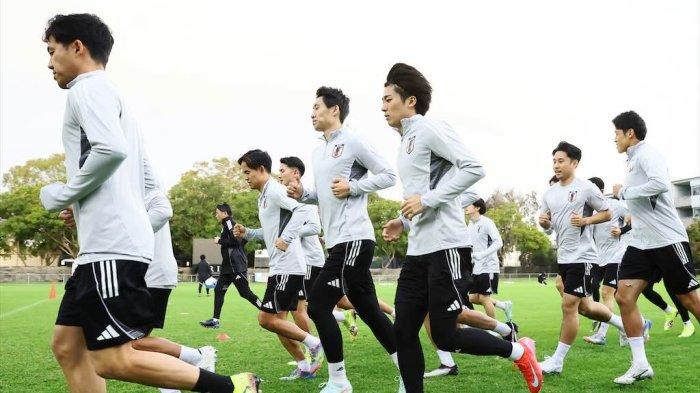 Pemain Timnas Jepang menjalani latihan persiapan melawan Timnas Indonesia di laga terakhir ronde ketiga Kualifikasi Piala Dunia 2026.