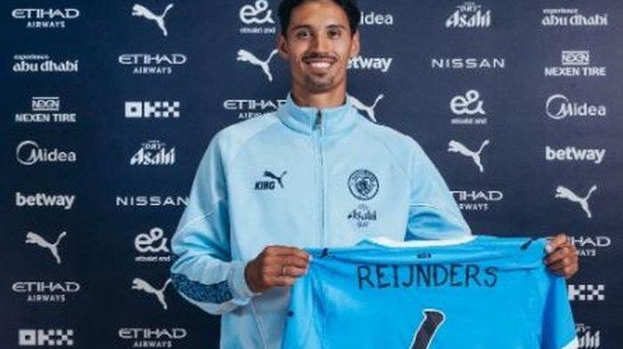 BERSERAGAM MAN CITY:  Pemain keturunan Maluku atau Indonesia, Tijjani Reijnders kini bermain di klub Liga Inggris, Manchester City musim ini. Tijjani mengenakan seragam nomor 4