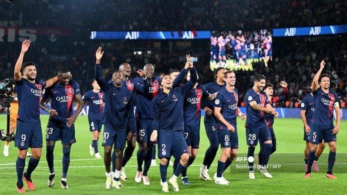 Para pemain PSG merayakannya bersama suporter setelah memenangkan pertandingan sepak bola L1 Prancis antara Paris Saint-Germain (PSG) dan Olympique de Marseille (OM) di Stadion Parc des Princes di Paris pada 24 September 2023. Bertrand GUAY / AFP (Bertrand GUAY / AFP)