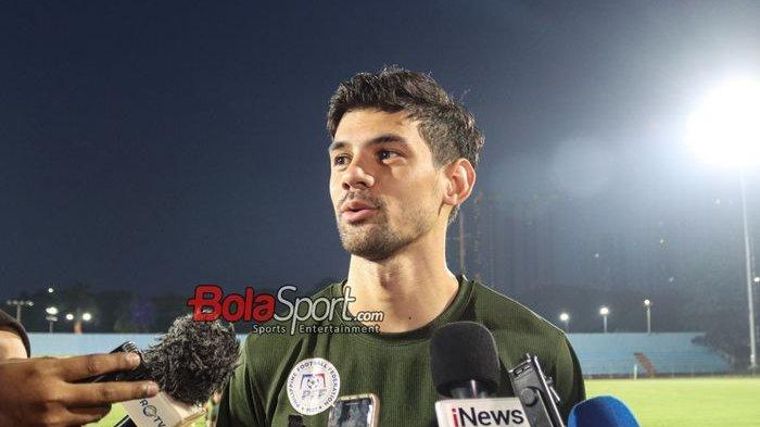 Pemain timnas Filipina, Jesper Nyholm, sedang memberikan keterangan kepada awak media di Stadion Soemantri Brodjonegoro, Kuningan, Jakarta, Sabtu (8/6/2024).