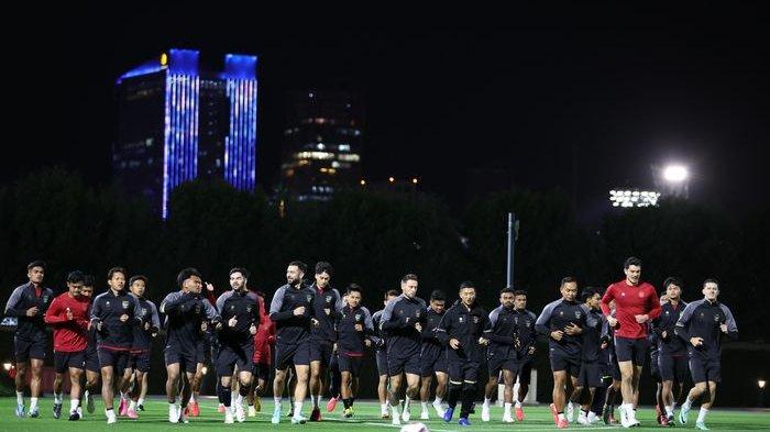Para pemain timnas Indonesia saat menjalani latihan perdana di Lapangan Al Egla 2, Doha, Qatar, Minggu (7/1/2024).