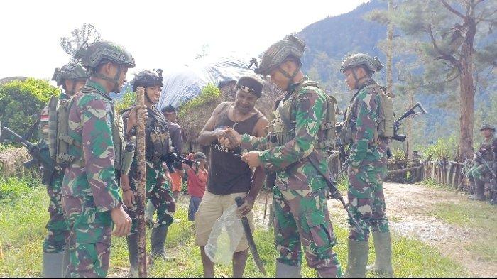 Kehadiran Satgas Mobile Yonif 323 Buaya Putih di bumi Papua benar-benar membawa dampak positif khususnya bagi masyarakat Kampung Wuloni, Papua Tengah. Satgas Buaya Putih memasang puluhan lampu penerangan jalan dan halaman sehingga menghadirkan suasana terang benderang di Kampung Wuloni, Distrik Ilaga Utara, Kabupaten Puncak, Papua Tengah, sejak Kamis (11/7/2024) lalu. (Dispenad)