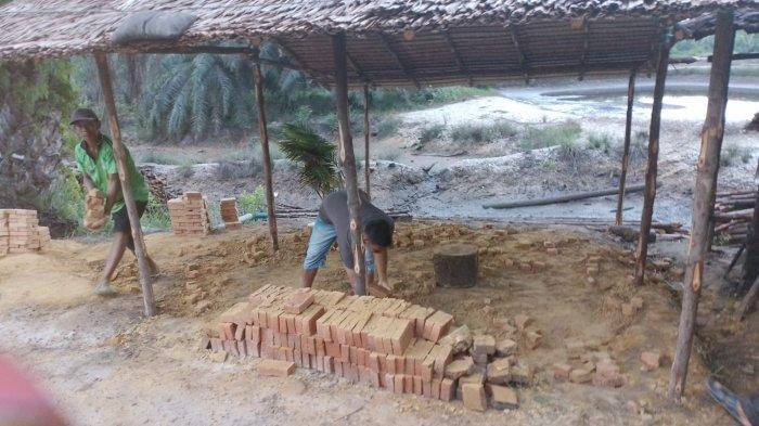 Terpantau, Forkopimcam Brandan Barat melakukan pertemuan yang diikuti langsung Muspika, Kades, Kepling dan para pemilik dapur arang.
Pada pertemuan itu, Muspika menghimbau kepada pada para pemilik dapur untuk membongkar dapurnya.