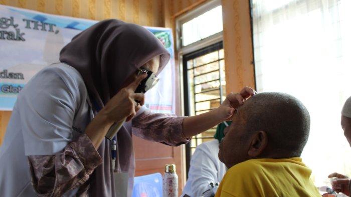 Pemeriksaan mata gratis yang diselenggarakan oleh RSUD Pirngadi Medan dalam rangka HUT ke HUT Ke- 96, di 3 Kecamatan. (HO)