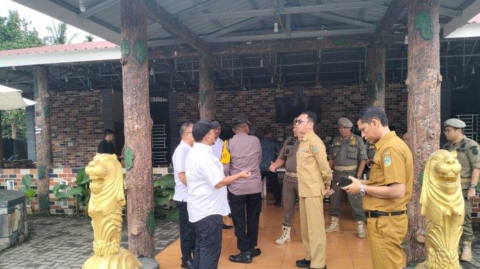 Kepala Dinas Penanaman Modal dan Pelayanan Terpadu Satu Pintu (PMPTSP) Sumut Faisal Arif Nasution mengikuti rapat koordinasi lapangan tindaklanjut penangangan berupa penutupan Tempat Hiburan Malam (THM) Sky Garden/Key Garden, di halaman Sky Garden, Desa Namurubejulu, Kutalimbaru, Deliserdang, Rabu (15/11/2023).  
 
 
 