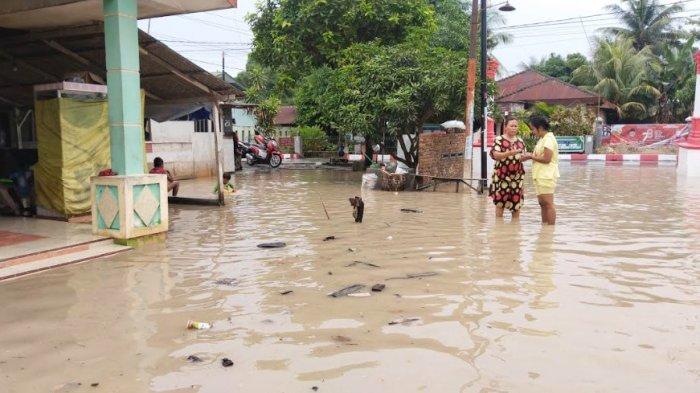 Pemukiman dan sekolah di Batang Kuis Kabupaten Deli Serdang terendam banjir Selasa, (14/11/2023).