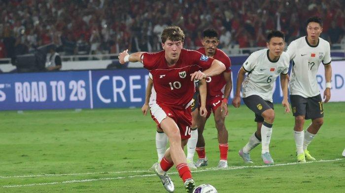 PENALTI ROMENY - Momen striker Timnas Indonesia, Ole Romeny mengeksekusi tendangan penalti saat melawan China di Stadion Utama Gelora Bung Karno, pada Kualifikasi Piala Dunia 2026, Kamis (5/6/2025), Gol Ole menangkan Indonesia atas China