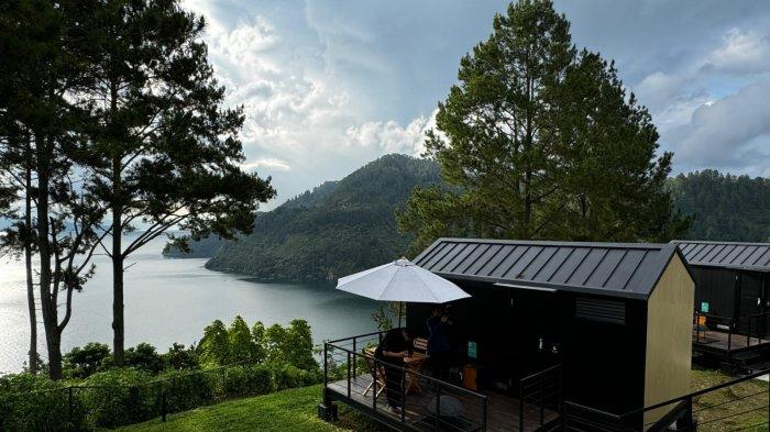 Penampakan Bobocabin Patra Parapat, yang merupakan akomodasi hotel kabin luar ruang terbaru yang menawarkan pengalaman glamping eksklusif di tepian Danau Toba.