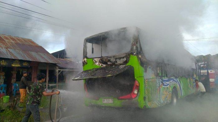 Penampakan Bus Pariwisata yang terbakar di di Jalan Besar Tigarunggu - Saribudolok, Kecamatan Purba, Kabupaten Simalungun, Rabu (17/4/2024). Belakangan diketahui, bus ini tak memiliki sertifikat pengujian KIR