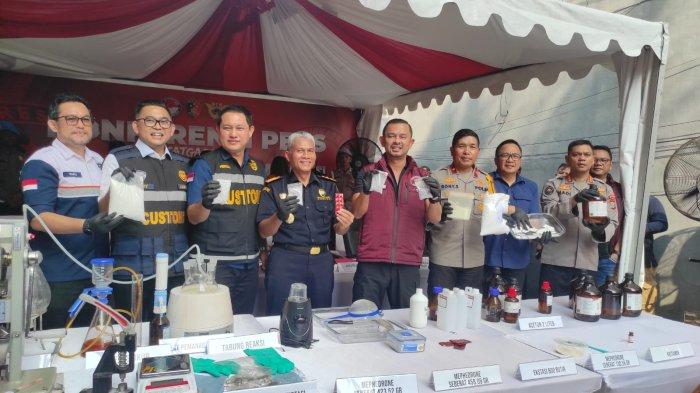 Penampakan alat cetak ekstasi dari rumah toko di Medan yang digerebek Polisi, Kamis (13/6/2024). Sepasang suami istri dan 3 orang lain ditangkap.