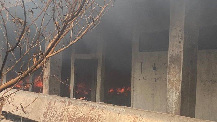 Penampakan api yang melahap sejumlah kios di Lantai 2 Belakang Gedung 4 Pasar Horas, Minggu (22/4/2024). Hingga 2,4 jam terbakar, api belum juga berhasil dijinakkan petugas pemadam kebakaran.