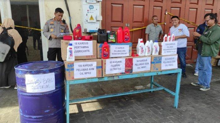 Penampakan barang bukti oli palsu dan radiator palsu yang digerebek Polisi dari gudang Cemara Cahaya Mas Jalan Ps Melintang, Desa Saentis, Kecamatan Percut Seituan, Kabupaten Deliserdang, Sumatera Utara.
