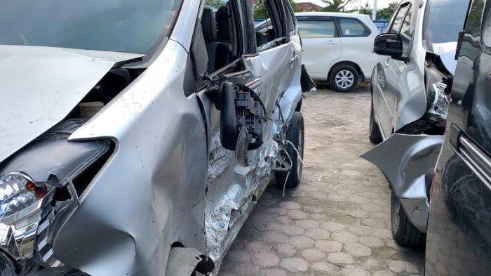 Penampakan beberapa mobil dalam keadaan ringsek setelah ditabrak Dump Truk di Jalan Cemara, Kecamatan Percut Seituan, Deliserdang, sudah dievakuasi ke Pos Lantas Polsek Percut Seituan, Kamis (15/2/2024). TRIBUN-MEDAN/ALFIANSYAH