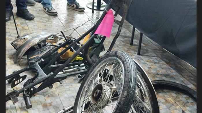 DIBEGAL: Penampakan becak bermotor milik Muhammad Yatim (80) tukang becak disabilitas yang dibegal penumpangnya sendiri, Sabtu (12/7/2025). Becak sudah dipreteli menjadi beberapa bagian.