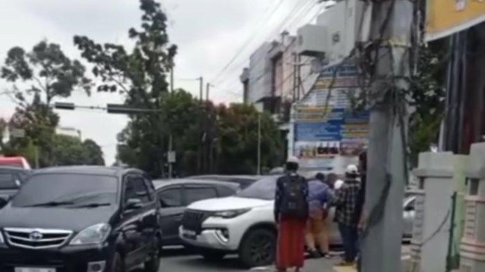 Penampakan mobil Fortuner yang diduga dikemudikan oknum polisi saat diadang  sekelompok orang di simpang Jalan Gajah Mada, Kota Medan.