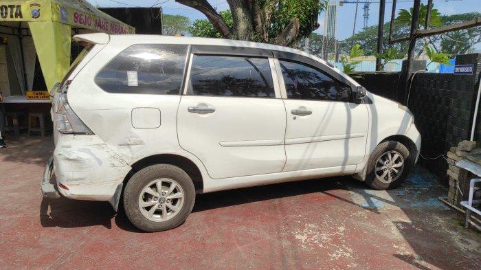 Penampakan mobil jenis Daihatsu Xenia B 1498 SYE berwarna putih yang ditinggal begitu saja oleh pemiliknya, di Jalan Air Bersih, Gang Olahraga, Kelurahan Sudirejo I, Kecamatan Medan Kota, Kamis (9/1/2025) pagi tadi. Polisi meminta pemiliknya datang menjemput sambil membawa surat kepemilikan kendaraan.