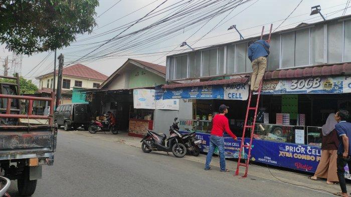 Penampakan toko ponsel dan rumah warga di Jalan Sari, Kelurahan Kedai Durian, Kecamatan Medan Johor, pasca diserang gerombolan geng motor Minggu (17/3/2024) sekira pukul 02:30 WIB.