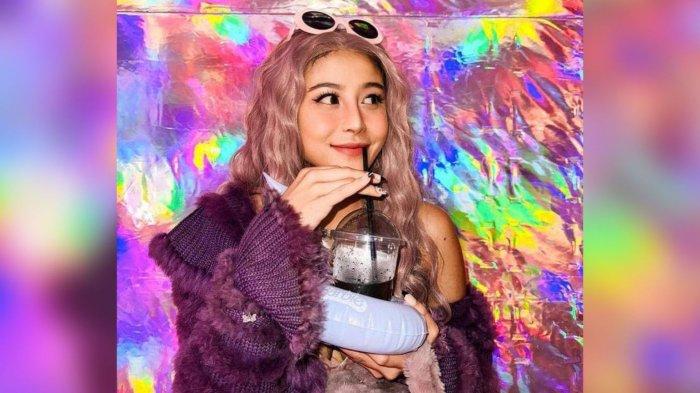 Penampilan Awkarin dalam premiere film Barbie chic abis