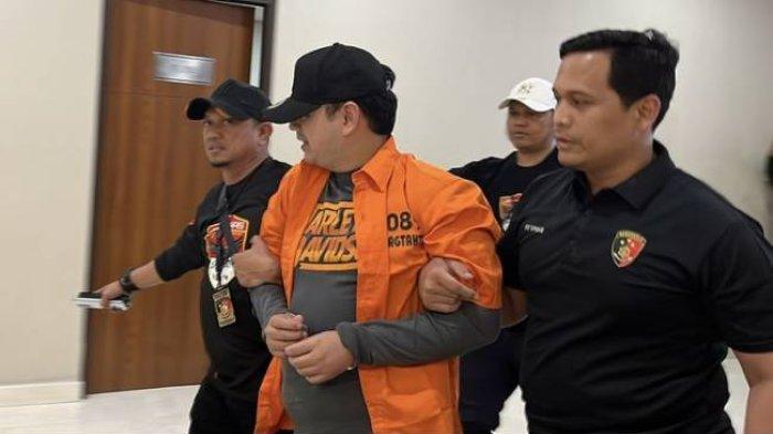 Penampilan Dito Mahendra saat ditangkap Bereskrim Polri di Bali atas tersangka kasus dugaan kepemilikan senjata api (senpi) ilegal. Dito Mahendra tiba di Markas Besar (Mabes) Polri, pada Jumat (8/9/2023). (Kompas.com/Irfan Kamil)