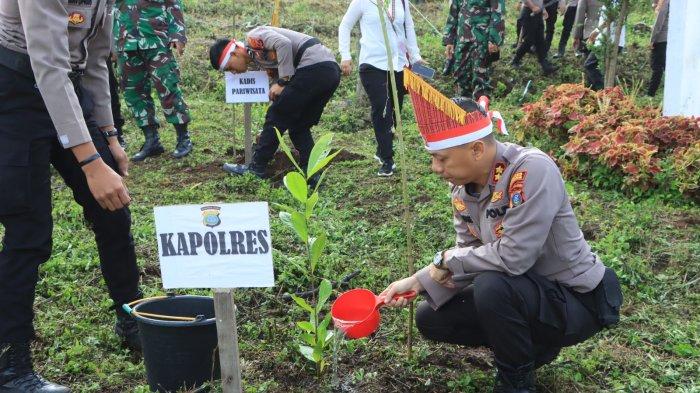 Kapolres Samosir AKBP Yogie Hardiman SH SIK MH memimpin pemamanaman pohon di lereng Gunung Pusuk Desa Buhit Sigulatti di Kecamatan Sianjur Mula-mula Kabupaten Samosir yang dilakukan secara serentak di Indonesia, (23/8/2023).