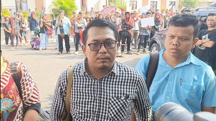 Penasihat Hukum Sorbatua Siallagan, Boy Raja Marpaung saat menjelaskan langkah hukum pascaputusan kliennya oleh Pengadilan Negeri Simalungun, Rabu (14/8/2024).