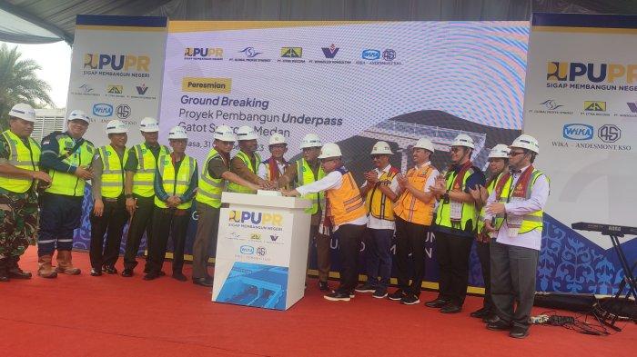 Pejabat dari Kementerian PUPR, Wakil Wali Kota Medan Aulia Rachman dan perwakilan Gubernur Sumut memencet tombol tanda dimulainya proyek pembangunan underpass Jalan Gatot Subroto, Selasa (31/10/2023). Pembangunan underpass itu menelan anggaran APBN sebesar Rp 200 miliar dan ditargetkan selesai dalam waktu 365 hari kerja.