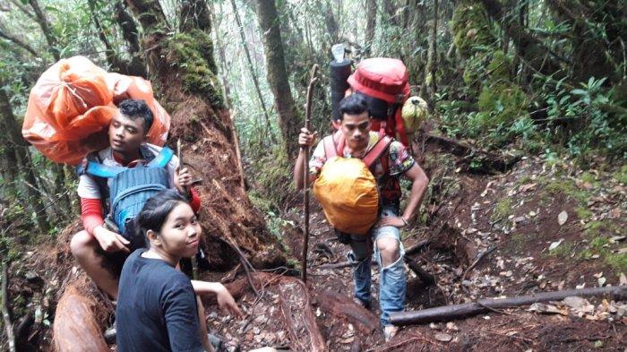Pendaki tengah beristirahat di Jalur pendakian Sibuatan