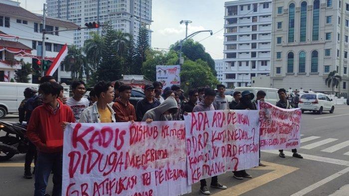 Sejumlah pendemo menyebut bahwa Kadishub Medan, Iswar Lubis mengambil paksa uang tenaga honorer hingga Rp 120 juta, Selasa (29/8/2023)