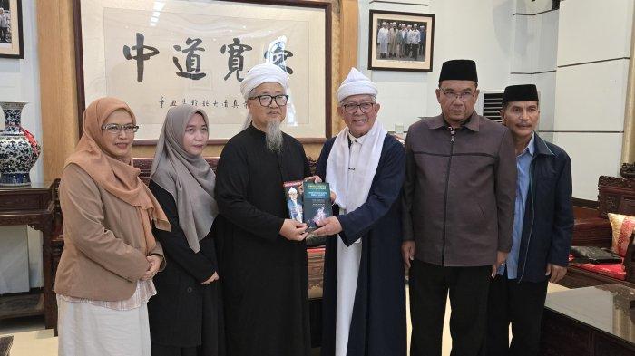 SERAHKAN BUKU - Pendiri Pesantren Baitul Mustaghfirin Al-Amir Prof Dr Amiruddin bin Muhammad Sareh menyerahkan buku kepada Wakil Ketua Majelis Ulama Tiongkok, Yang Wan Li saat berkunjung ke Masjid Beida Zhengzhou di kawasan Distrik Guancheng Hui, Kota Zhengzhou, Provinsi Henan, Tiongkok pada Jumat (30/05/2025).