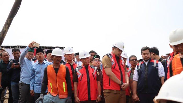 Kapolres Pelabuhan Belawan AKBP Josua Tampubolon, SH MH bersama Walikota Medan Bobby Afif Nasution, SE MM peletakan batu pertama atau ground breaking pembangunan Medan Islamic Center di Jalan Rawe Lingkungan 12 Kelurahan Tangkahan Kecamatan Medan Labuhan, Senin (22/5/2023).