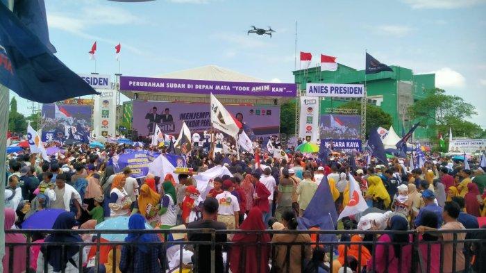 Pendukung calon presiden nomor urut 1 Anies Baswedan memadati Lapangan Reformasi, Percut Sei Tuan, Kabupaten Deli Serdang, Kamis (1/2/2024).