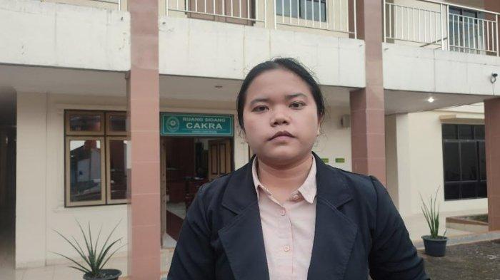 KABURKAN BUKTI : Pengacara LBH Medan Arta Sigalingging, saat ditemui usai persidangan di PN Kabanjahe, Kamis (27/2/2025). Pada sidang lanjutan pembunuhan wartawan di Karo, LBH Medan melihat adanya upaya pihak terdakwa mengaburkan bukti lokasi judi milik Koptu HB. (TRIBUN MEDAN/MUHAMMAD NASRUL)