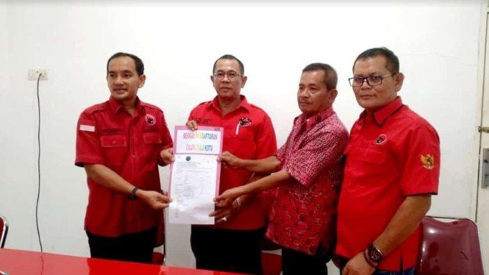Pengambilan formulir pendaftaran Calon Wali Kota Tebingtinggi oleh Iman Irdian Saragih, Senin (22/4/2024)