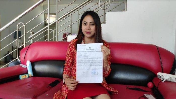 Cici Anastasya (28) ibu korban balita berusia 1 tahun 4 bulan yang diduga dianiaya oleh pengasuh di penitipan anak  Murni Day Care, Komplek Al- Abadi, Tanjung Rejo, Medan Sunggal, Rabu (9/10/2024). Ia menyebut anaknya trauma dan alami luka memar.