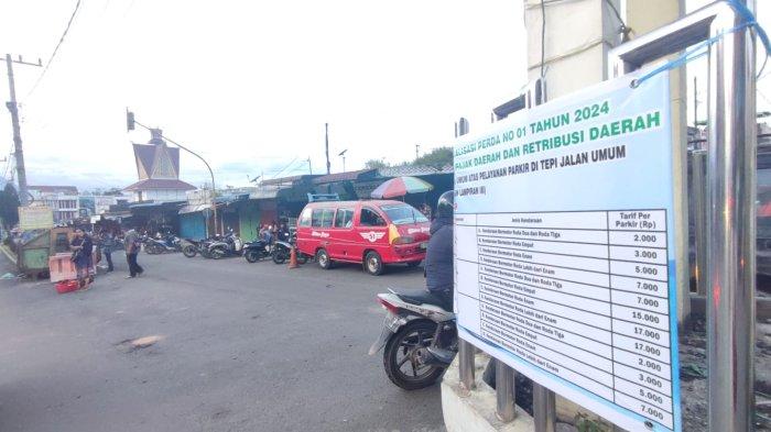 Pengendara melintas di salah satu titik pemasangan baliho yang berisikan sosialisasi terkait perubahan tarif parkir dari Dishub Kabupaten Karo, di kawasan Pusat Pasar Kabanjahe, Rabu (10/1/2024).