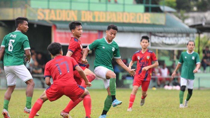 Penggawa PSMS Medan, Putra Chaniago (tengah) saat mencoba melewati penjagaan pemain PPLP Sumut dalam laga uji coba di Lapangan Pardede, Deliserdang, Jumat (14/7/2023).