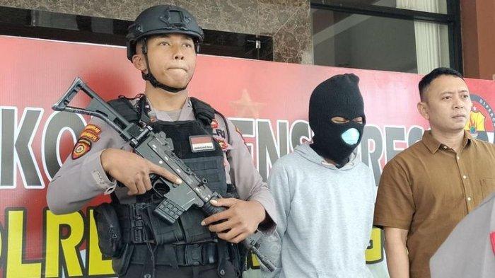 Penggunaan senjata laras panjang dalam pengamanan konferensi pers kasus R (14) siswa yang membakar sekolahnya sendiri di Temanggung, Jawa Tengah.