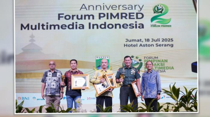 Kepala Pusat Penerangan (Kapuspen) TNI, Mayjen TNI Kristomei Sianturi, mewakili Panglima TNI Jenderal TNI Agus Subiyanto menerima penghargaan Pimred Award 2025 pada malam puncak perayaan HUT ke-2 Forum Pemred Multimedia Indonesia (FPRMI) yang dilaksanakan di Ballroom Hotel Aston, Serang, Banten, Jumat (18/7/2025). (Dok Puspen TNI)
