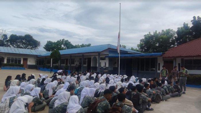 Pengibaran bendera setengah tiang setelah lima guru SMK Negeri 1 Kecamatan Siantar menjadi korban meninggal dunia kecelakaan beruntun, Kamis (25/1/2024) TRIBUN-MEDAN - ALIJA MAGHRIBI
