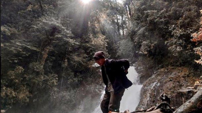 Pengunjung  Air Terjun Simempar yang ada di Desa Gunung Paribuan.